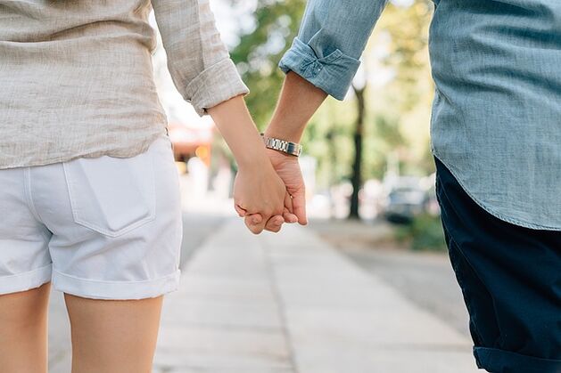 A man without impotence holds a woman's hand